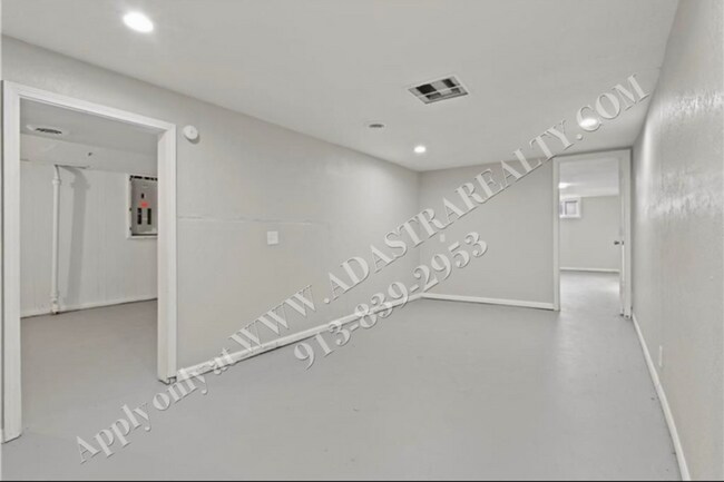 Building Photo - Beautiful Renovated 3 Bed 2.5 Bath Ranch i...