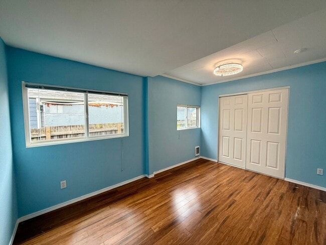 Building Photo - White Center Home