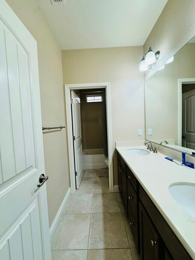 Building Photo - 5018 Osborne Cir