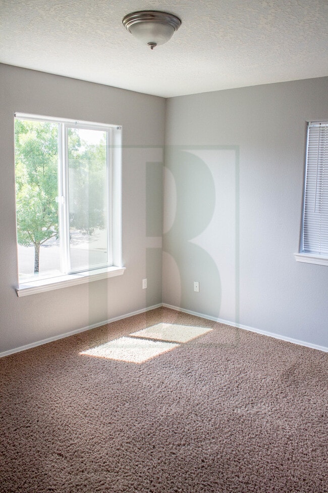 Building Photo - Spacious Updated Duplex in Salem