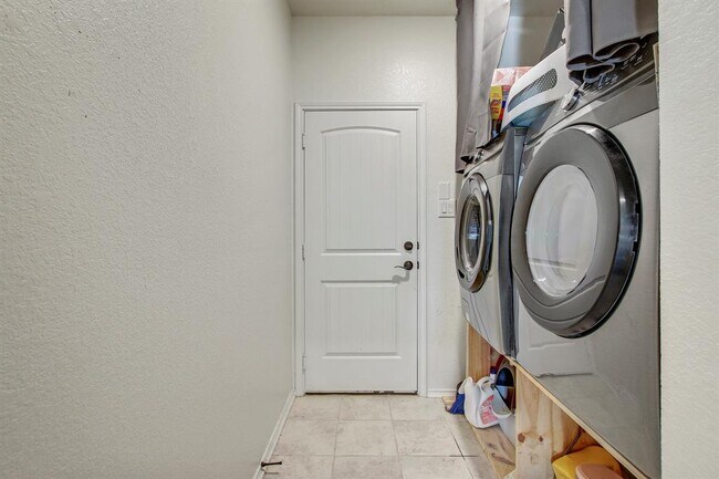 Building Photo - 205 Travers Stake Trl