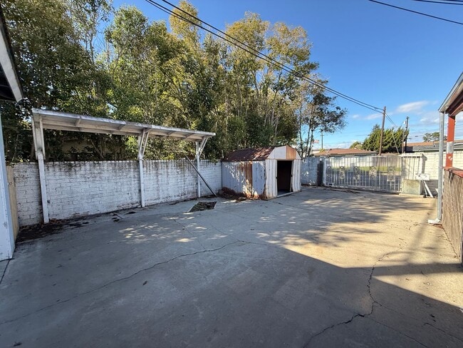 Building Photo - Centrally Located Single Story Ranch Style...