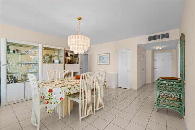 Building Photo - 5001 Collins Ave