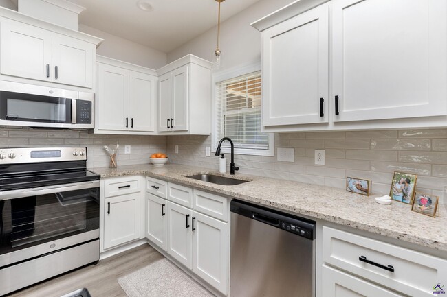 Building Photo - 210 Saraland Trl