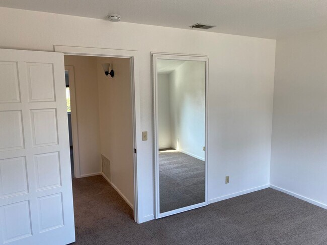 Building Photo - Incredible Deer Flats Home