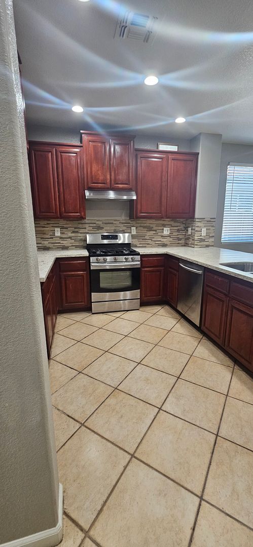 Building Photo - 5796 Bridgecross Dr
