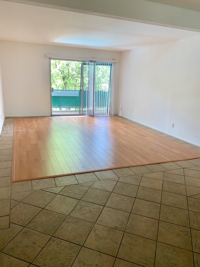 Building Photo - 5460 White Oak Ave