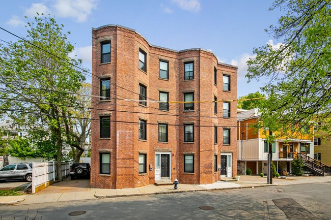 Building Photo - Gorgeous, updated 2 bed condo in Brookline!