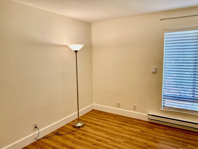 Building Photo - Private, Comfortable Downstairs Condo