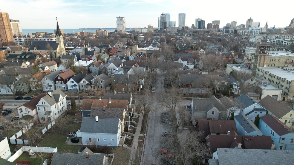 Building Photo - 1825 N Astor St