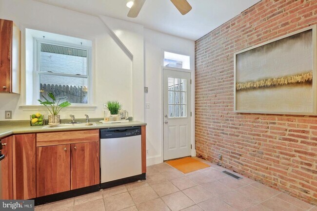 Building Photo - 1528 Covington St