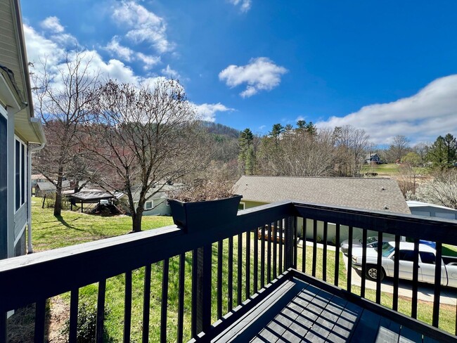 Building Photo - 3-Bed, 2-Bath home in N. Asheville!
