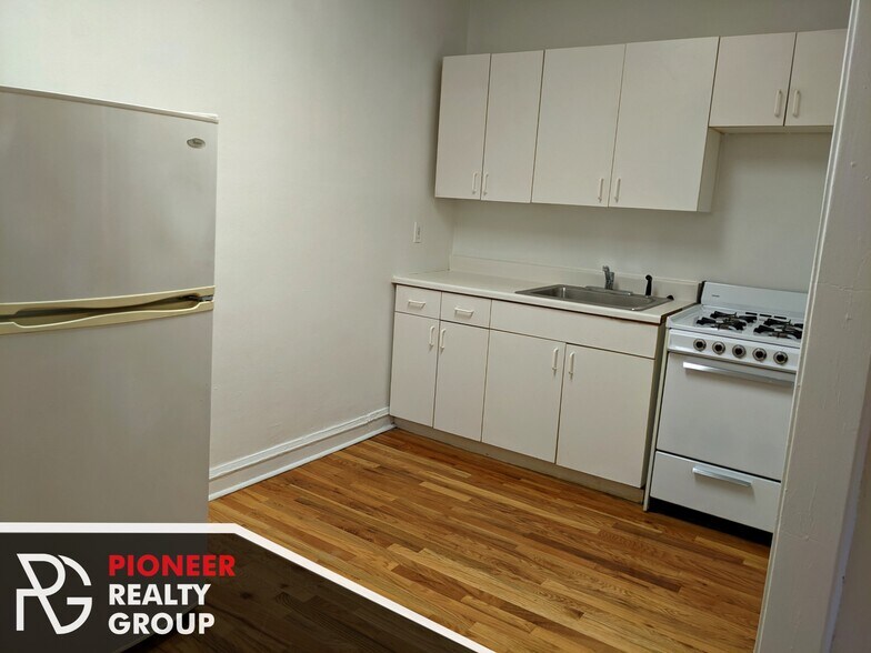 Building Photo - 546 W Wellington Ave