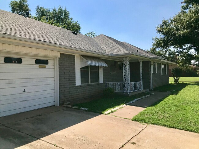 Building Photo - Beautifully Updated Vintage Home!