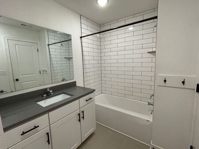 Building Photo - Gorgeous 3 bedroom / 2/5 bath in Park Hill schools!