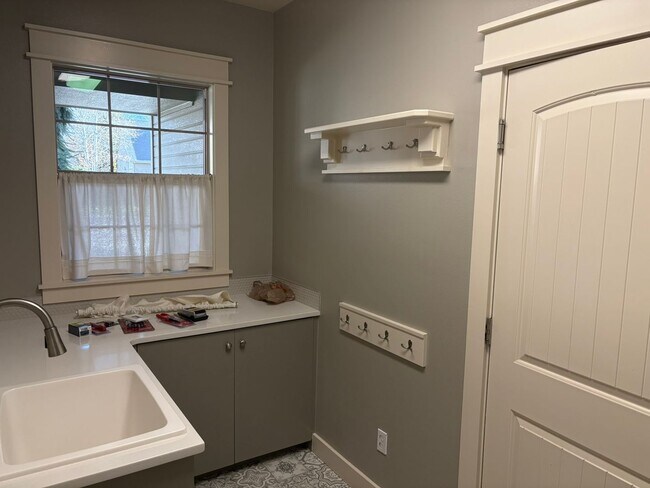 Building Photo - "Luxury Living: Stunning home with marble counter tops & Fireplace!"