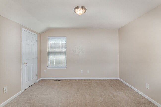 Building Photo - NASHVILLE! Inviting 2 Bedroom 2.5 bath Con...