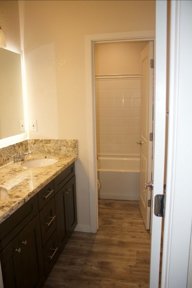 Building Photo - 49 Lake House Ct