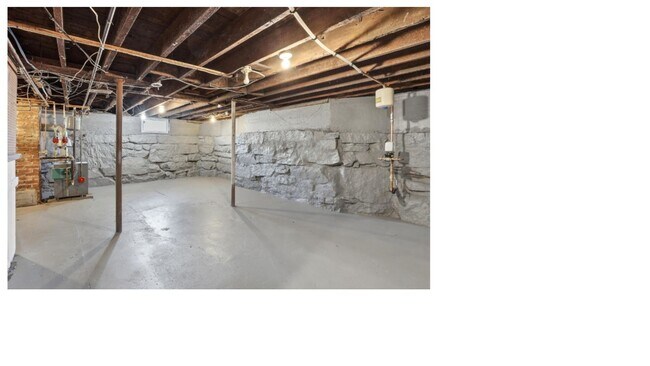 Building Photo - Single-Family House