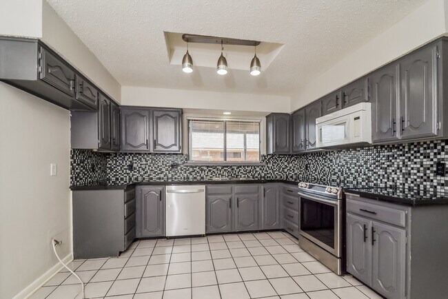 Building Photo - Spacious 4-Bedroom Lewisville Home