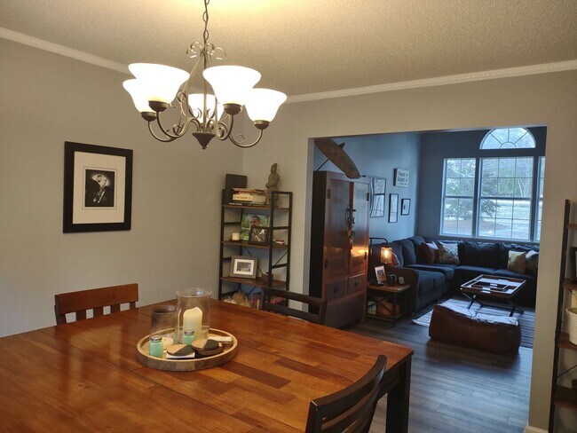 Building Photo - Extraordinary Three Bedroom/Two and a Half Bath home! Convenient to Ft. Jackson Army and Shaw Air...
