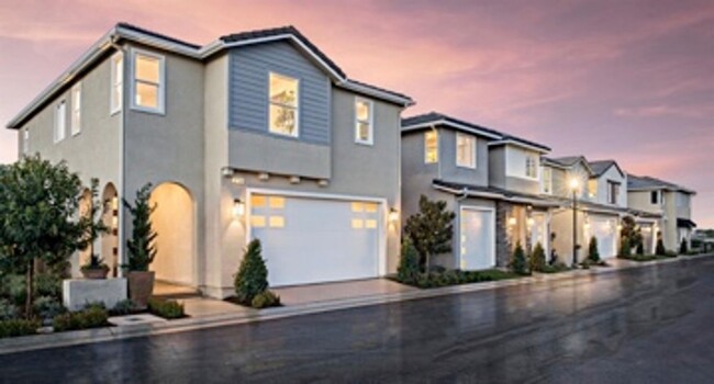 Building Photo - 3 Bed, 2.5 Bath Home in Prime Clovis Herit...