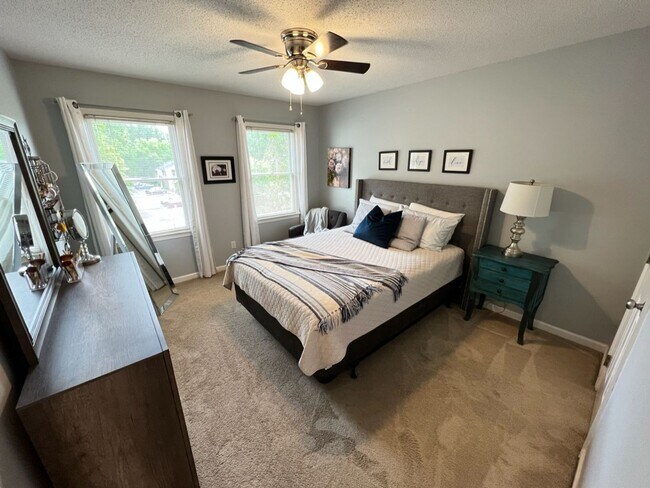 Building Photo - Adorable 3 Bedroom Townhouse w/ 1st Floor ...