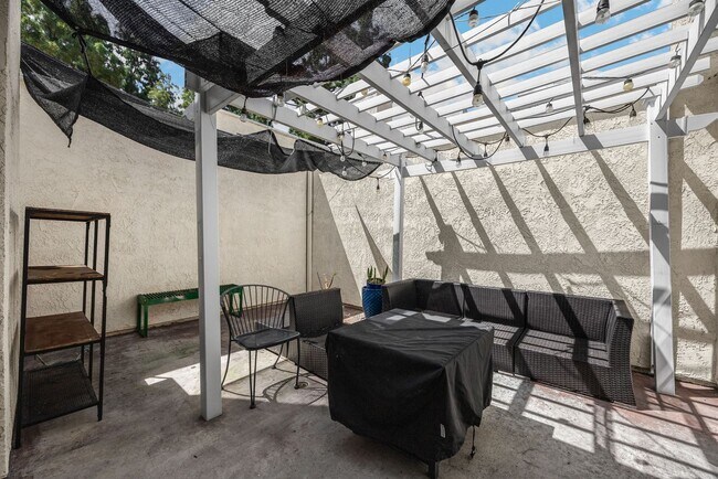 Building Photo - 3 Bed, 3 Bath townhome in Woodbridge Village