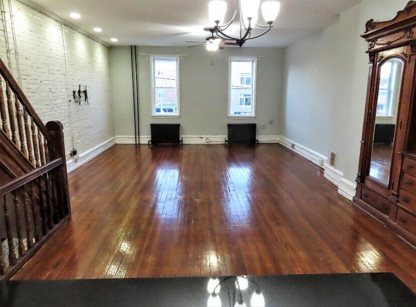 Building Photo - 618 E Girard Ave