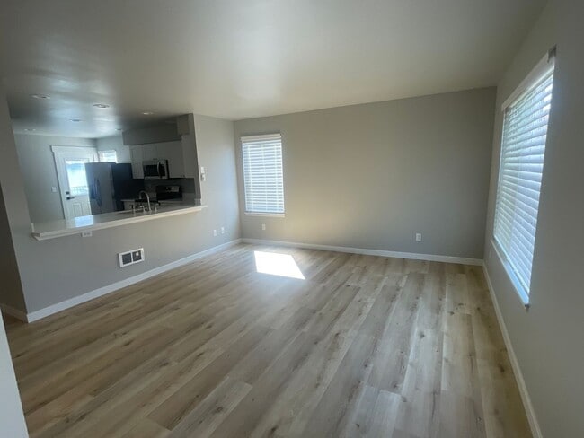 Building Photo - Special:2 weeks free! Remodeled 3bd, 2.5ba...