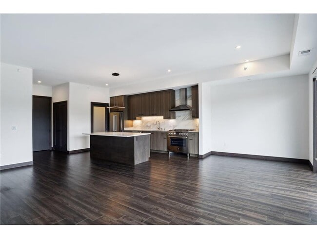 Building Photo - 253 Lake St E