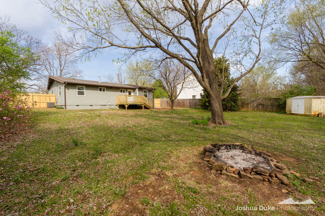 Building Photo - Modern Style Home Minutes from Campus and ...