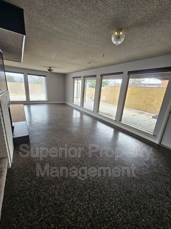 Building Photo - 610 Vista Ln