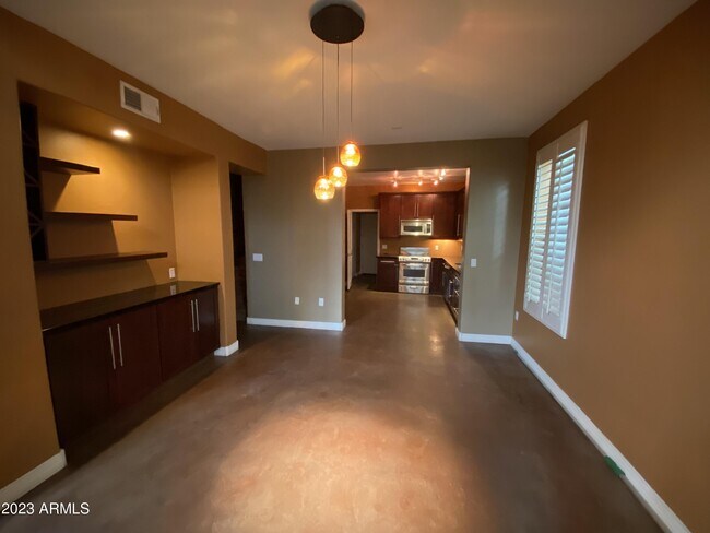 Building Photo - 615 E Portland St