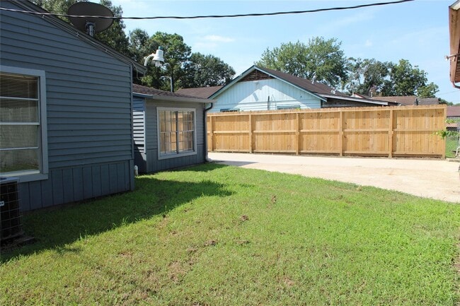 Building Photo - 7739 Greendowns St
