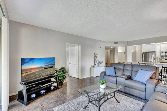 Building Photo - 300 Uno Lago Dr