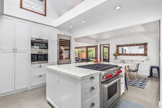 Building Photo - Elegant Home w/ Private Beach Access, Pool...