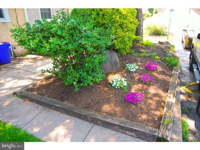 Building Photo - 4 W 1st Ave