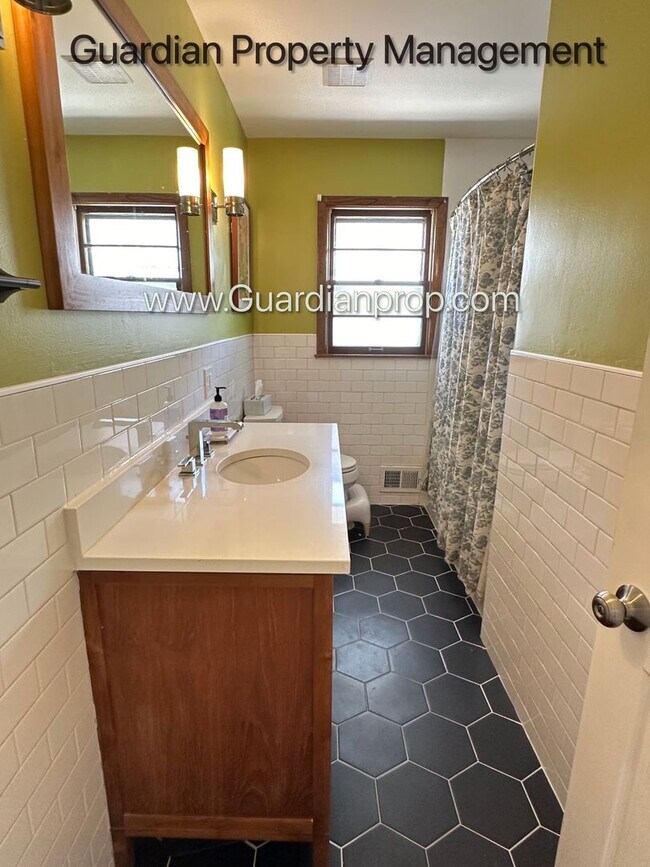 Building Photo - Nokomis Area Single Family Home, Very Clean, Dishwasher, 1 Car Garage, Available September