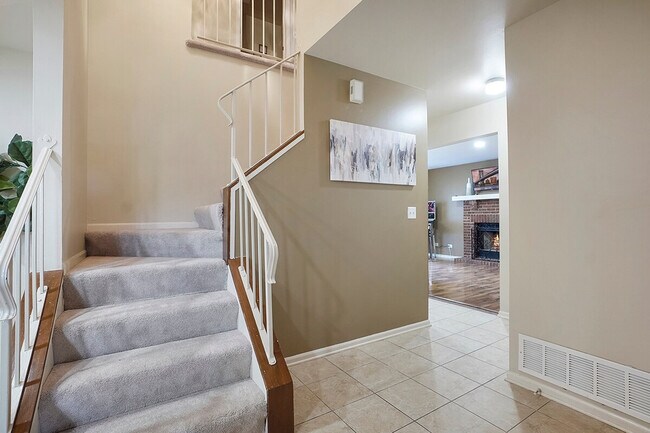 Building Photo - 2323 Woodview Ln