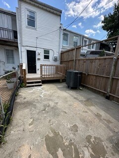 Shared Backyard space - 1246 Washington Blvd