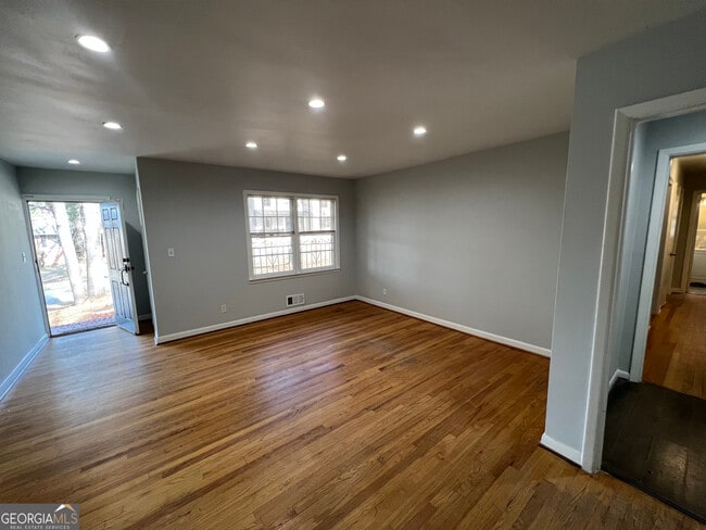 Building Photo - 827 Marstevan Dr NE