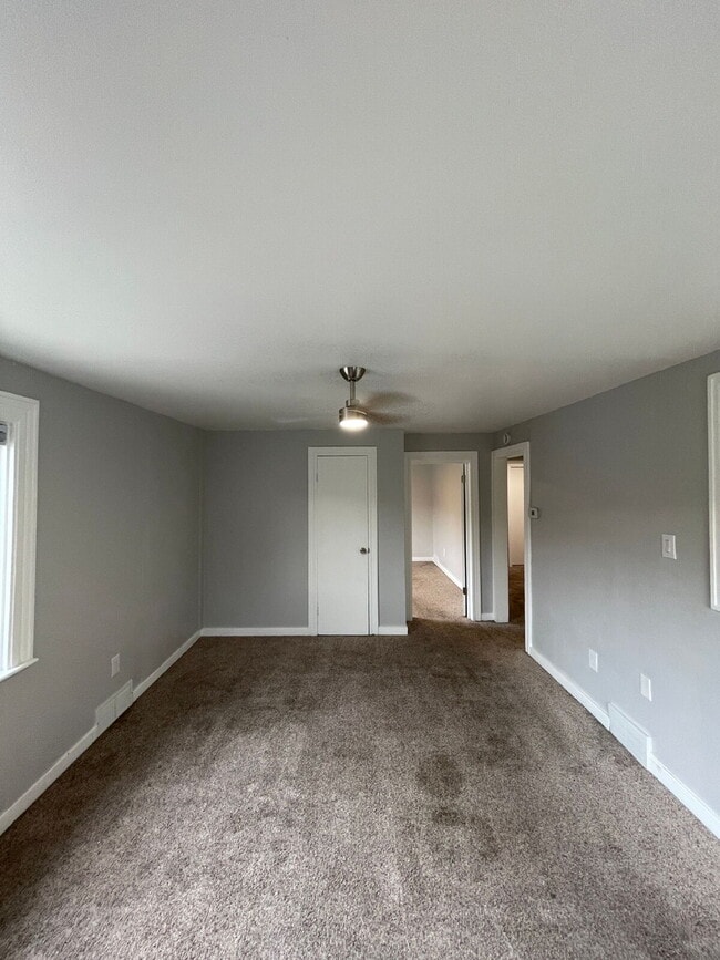 Building Photo - Renovated 2 bed 1 bath apartment in South Side!