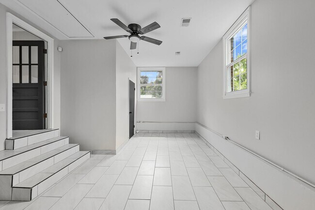 Building Photo - 3 Bedroom 2 Bath Home For Rent Near Downtown!