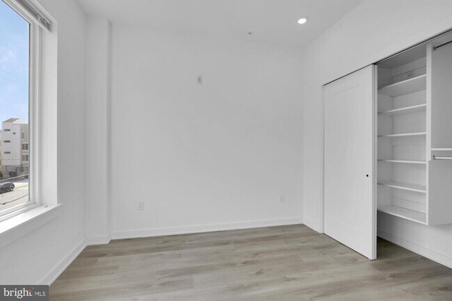 Building Photo - 2046 E Lehigh Ave
