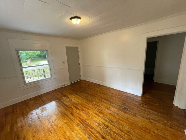 Building Photo - Renovated 2 bedroom 1 bathroom house with office/bonus room!
