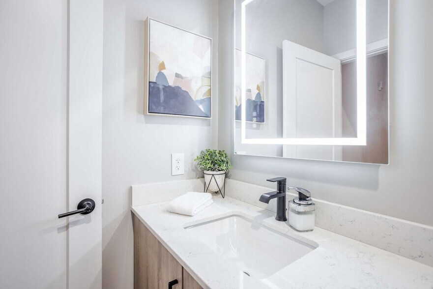 Building Photo - 205 W 4th St