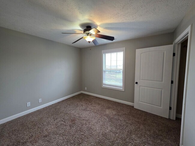 Building Photo - Pick Your Own Move-In Special!