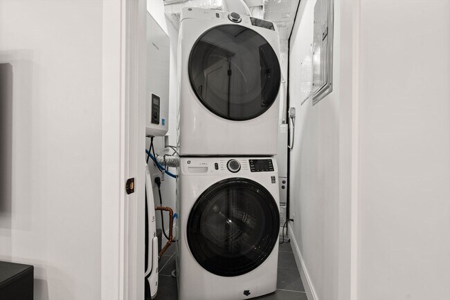 Building Photo - 174 W Seventh St