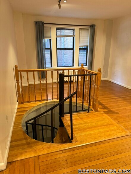 Building Photo - 452 Park Dr